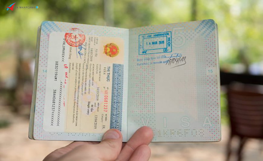Chi phí dán tem visa Việt Nam khi nhập cảnh tại các sân bay bao nhiêu? 1