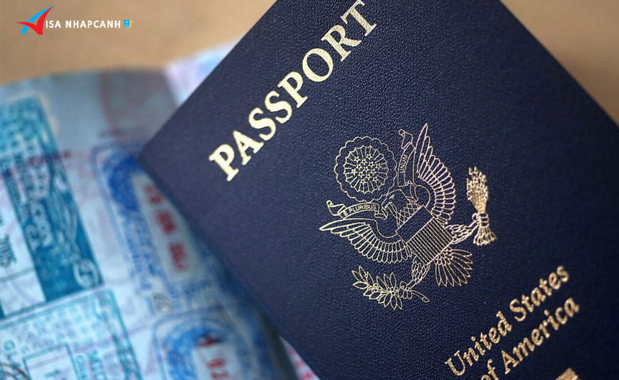 Xuất nhập cảnh Việt Nam như thế nào khi có cùng lúc 2 hộ chiếu khác nhau? 2